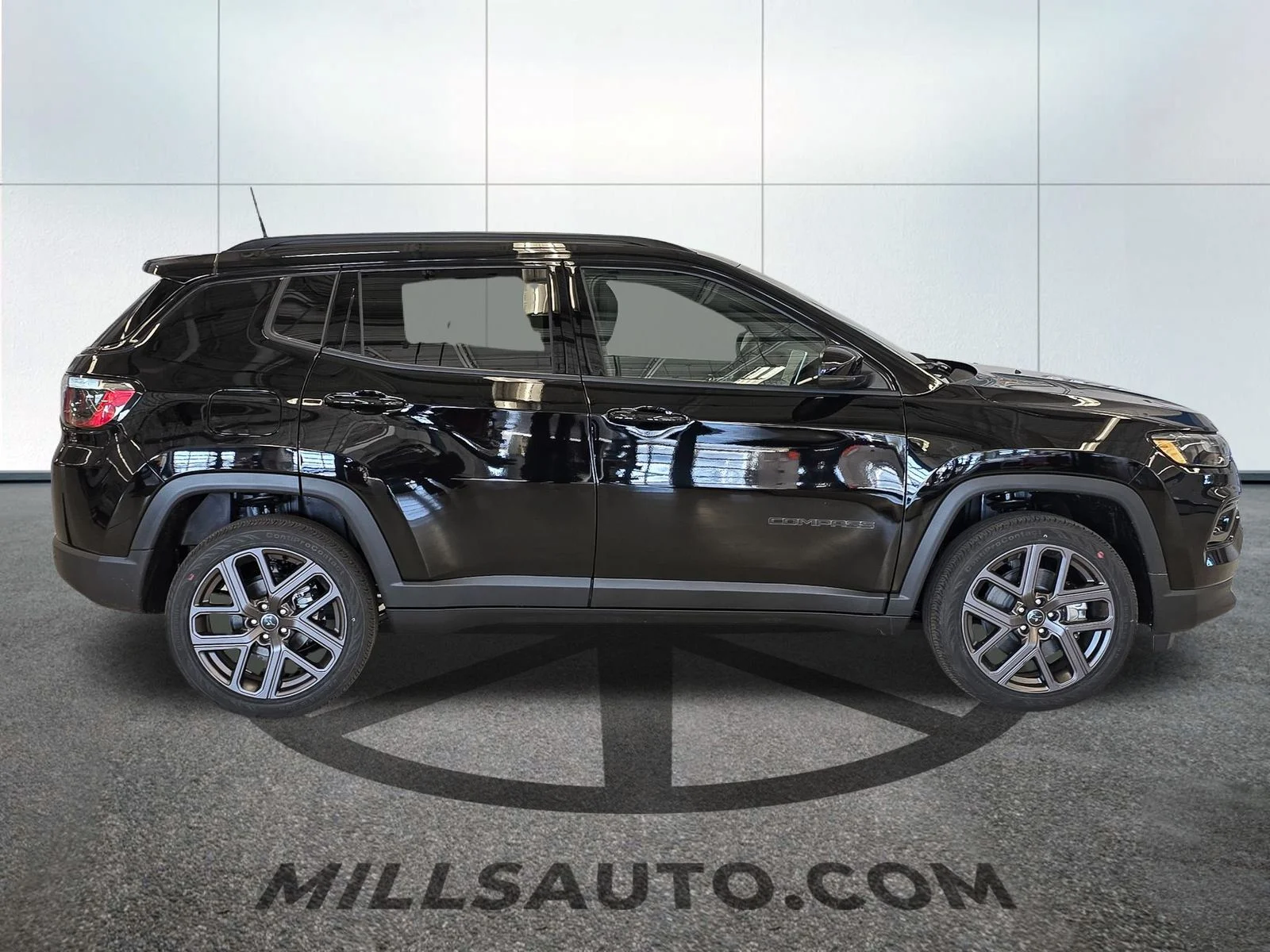 New 2026 Diamond Black Crystal Pearl-Coat Exterior Paint Jeep Limited image 9