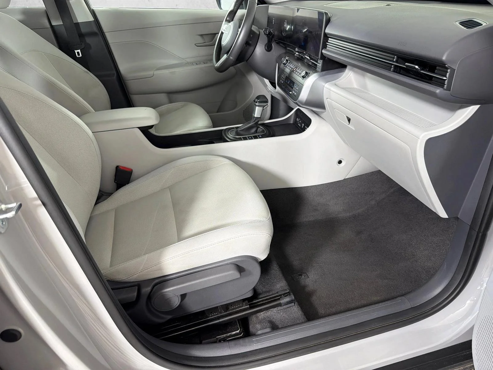 Used 2024 White Hyundai SEL image 13