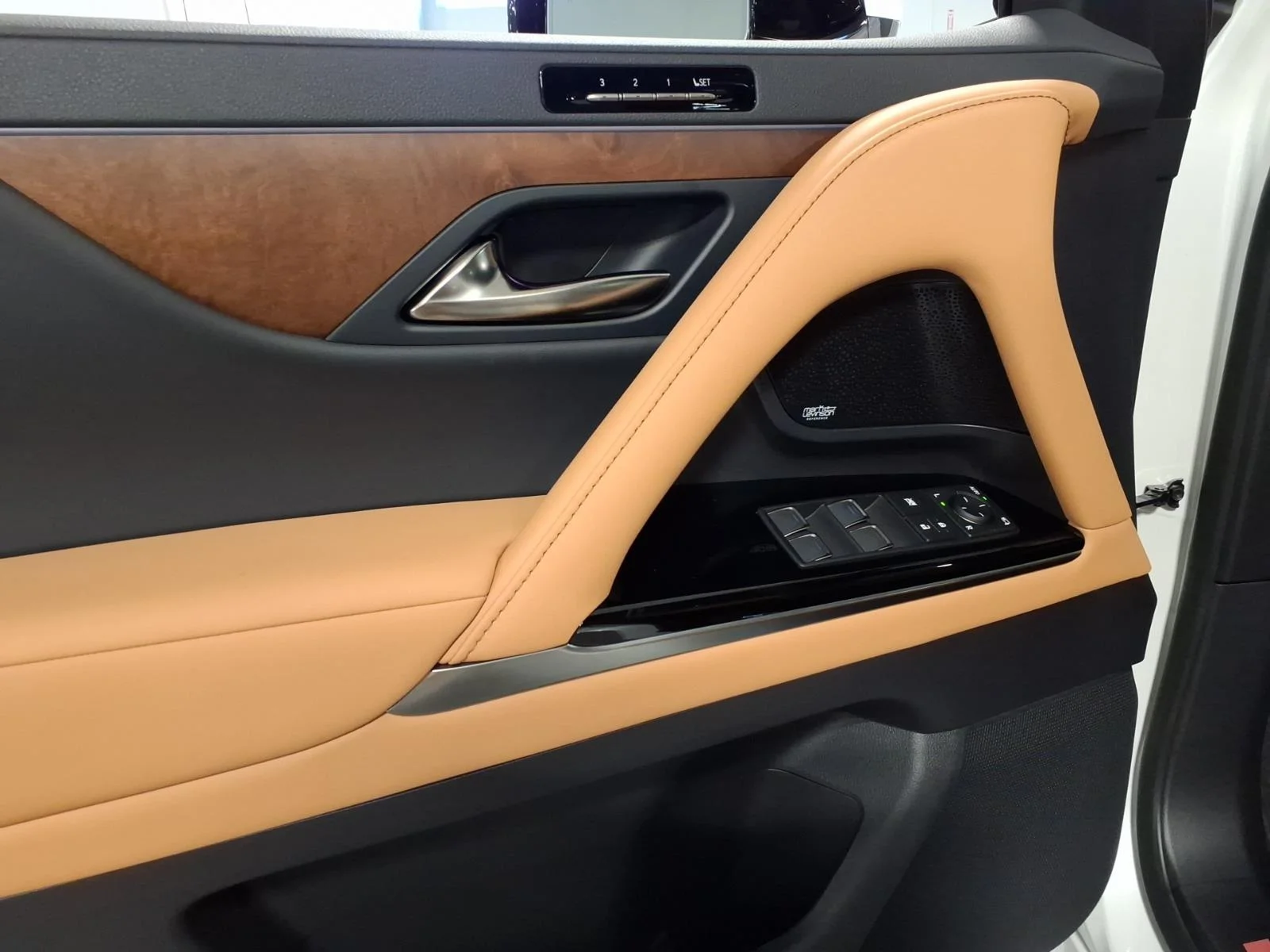 New 2026 White Lexus 700h Luxury image 4