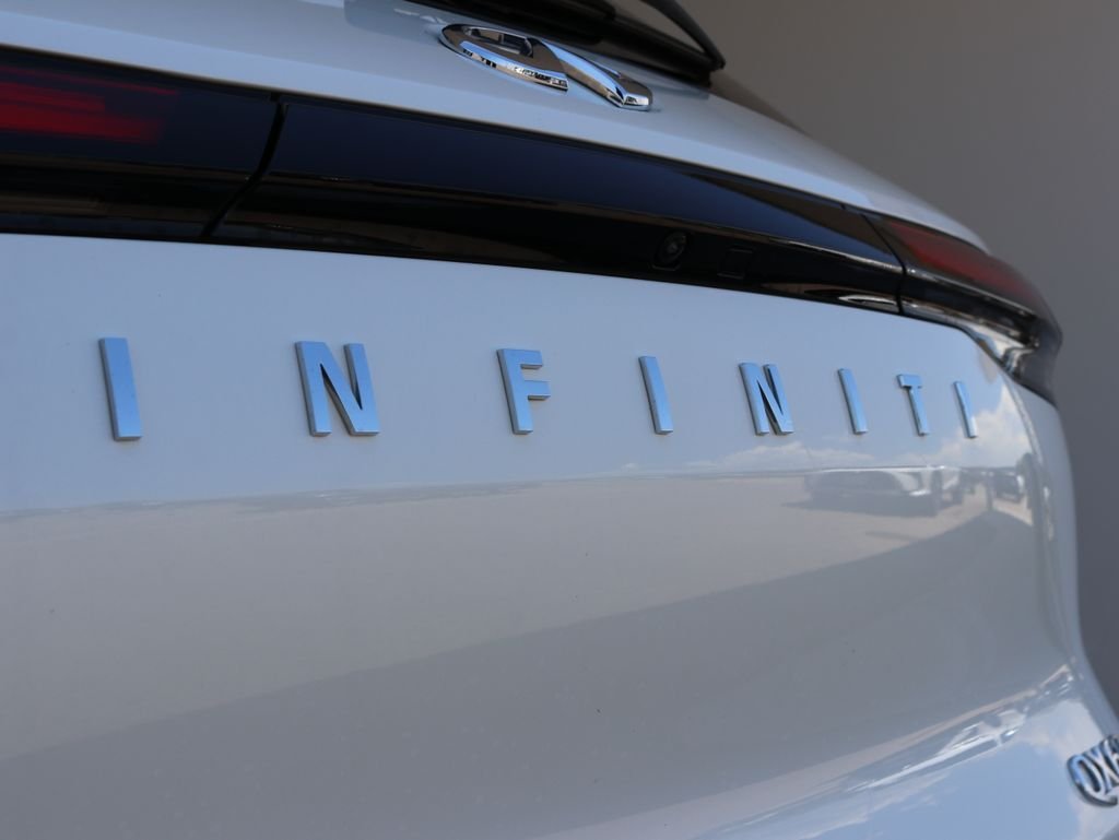 Certified Used 2025 White INFINITI LUXE image 38