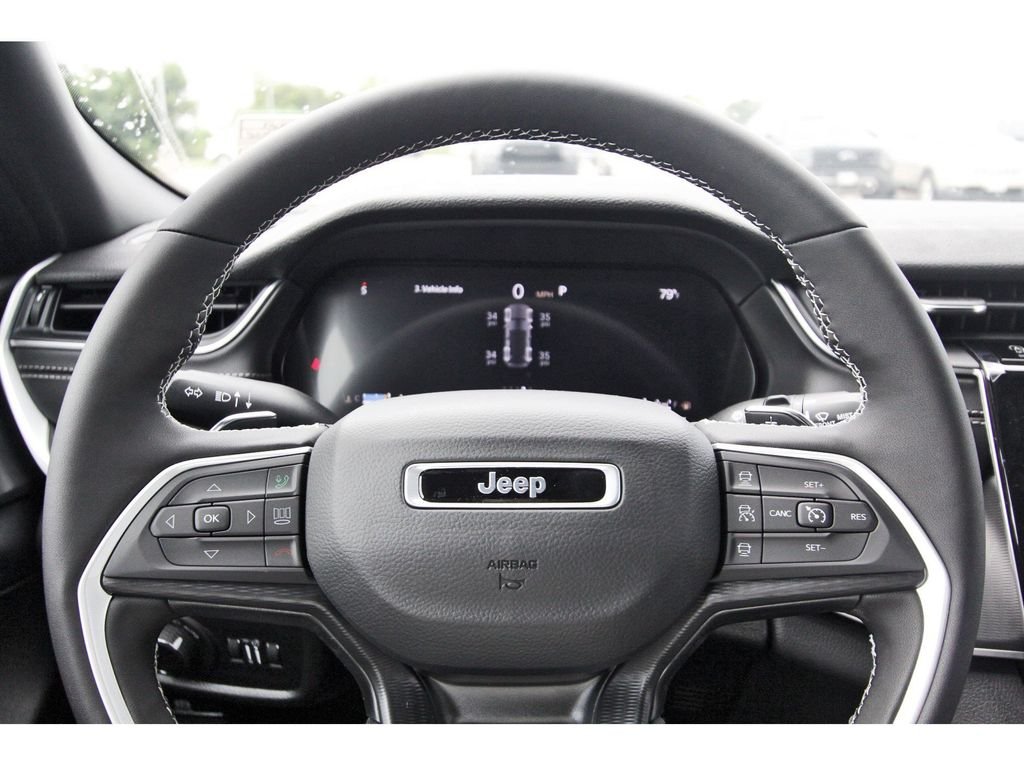 New 2025 Bright White Clear-Coat Exterior Paint Jeep Altitude X image 13
