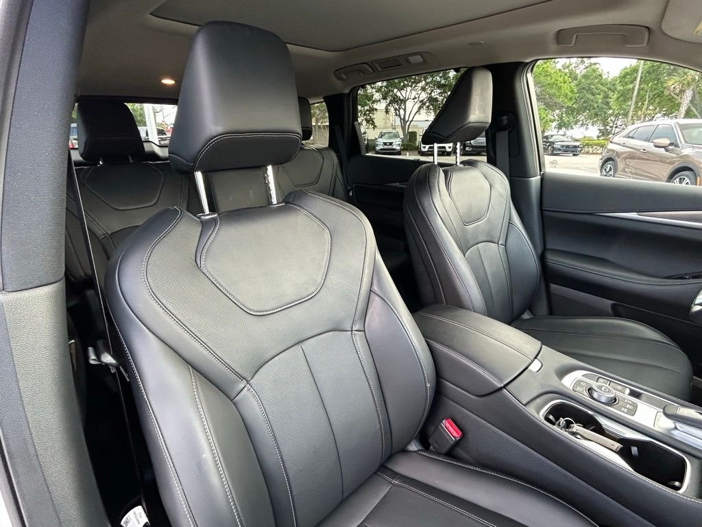 Used 2025 White INFINITI LUXE image 52