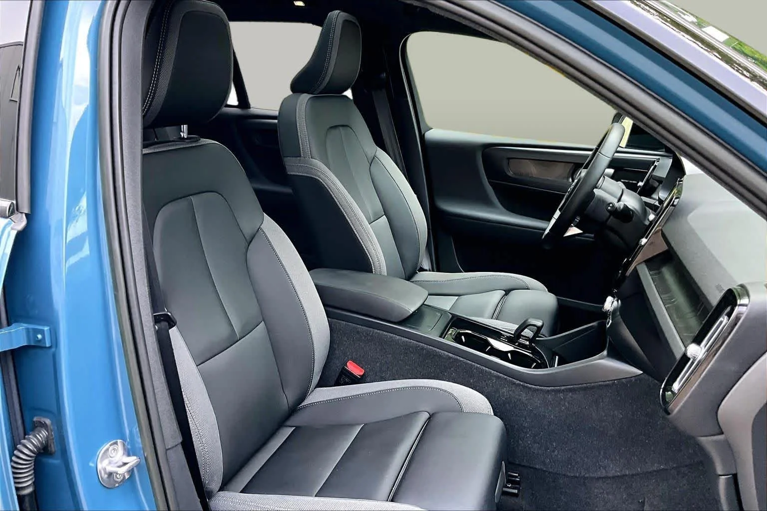 Used 2023 Fjord Blue Metallic Volvo Ultimate image 7