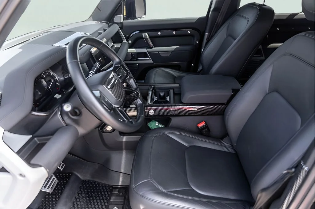Used 2023  Land Rover SE image 12