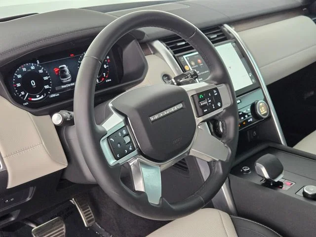 Used 2025 Black Land Rover Dynamic SE image 21
