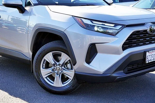 Used 2022 Silver Toyota XLE image 3