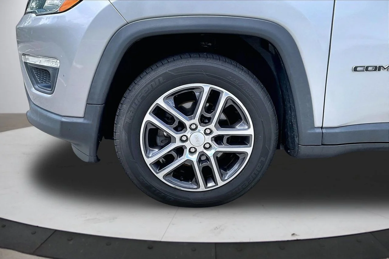 Used 2019 Silver Jeep Latitude image 32
