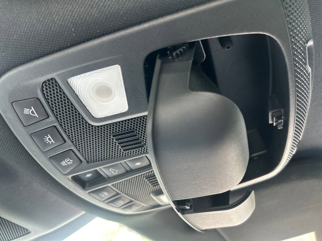 Used 2019  Ford Limited image 32