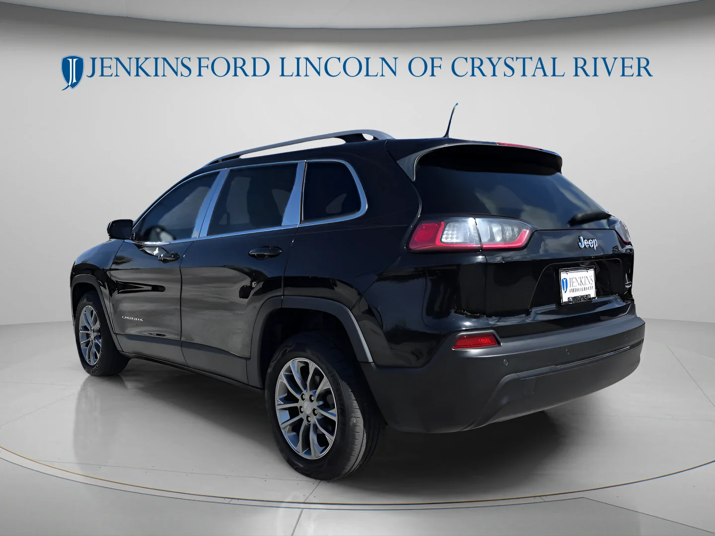 Used 2019 Diamond Black Crystal Pearlcoat Jeep Latitude Plus image 9