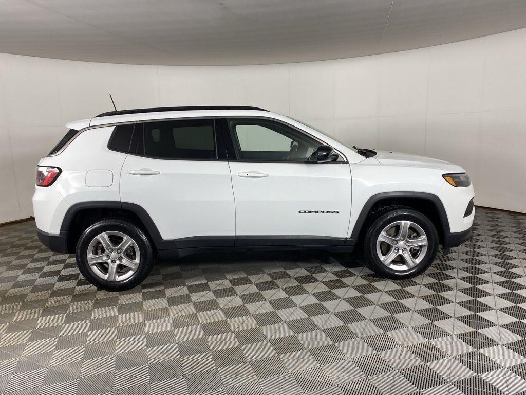 Used 2023 Bright White Clearcoat Jeep Latitude image 7