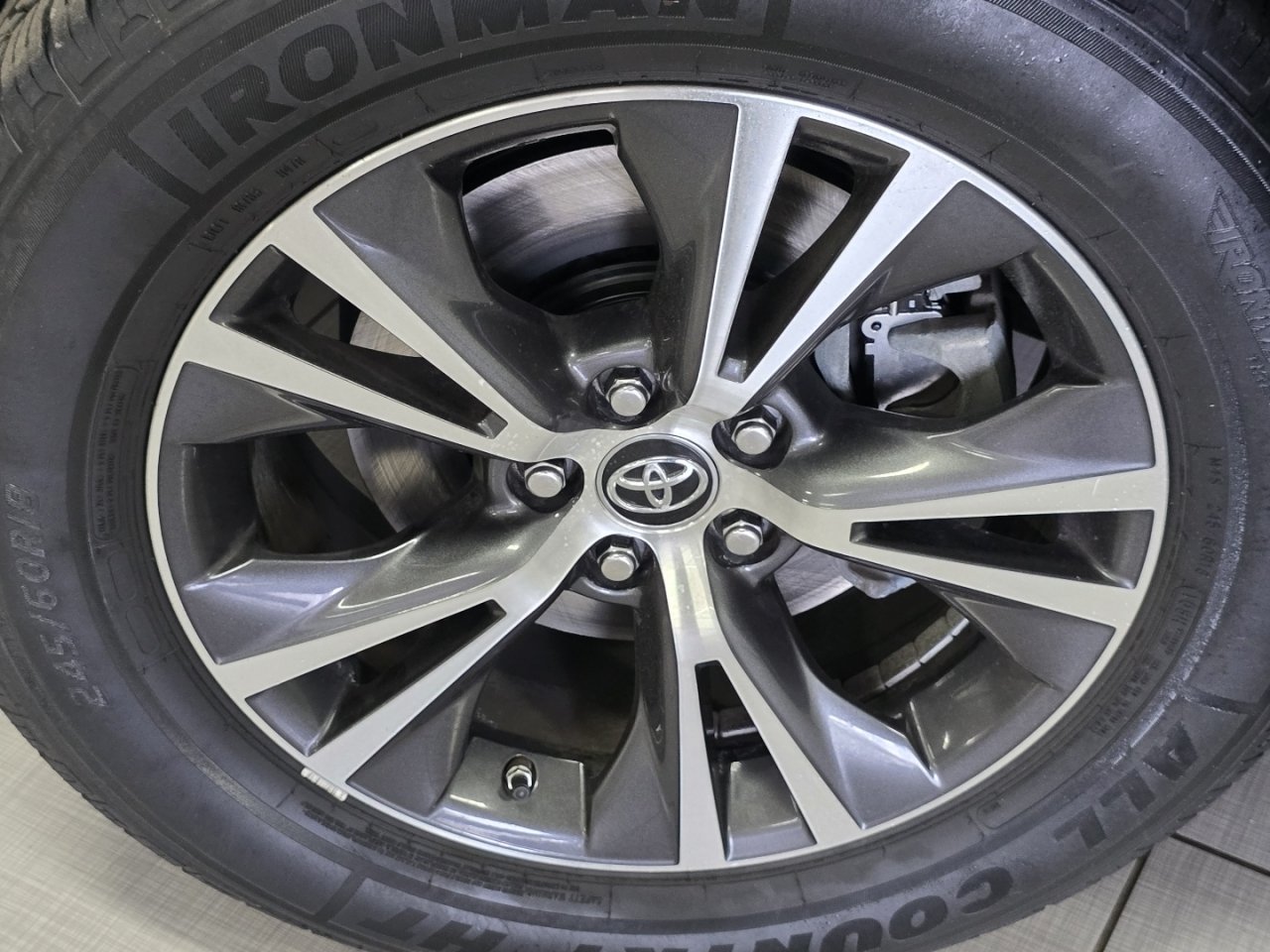 2019 Toyota Highlander LE - Photo 6