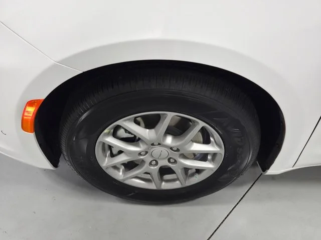 New 2027 Bright White Clear-Coat Exterior Paint Chrysler Select image 22