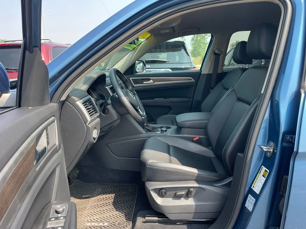 Used 2019 Pacific Blue Metallic Volkswagen 3.6L V6 SE image 25