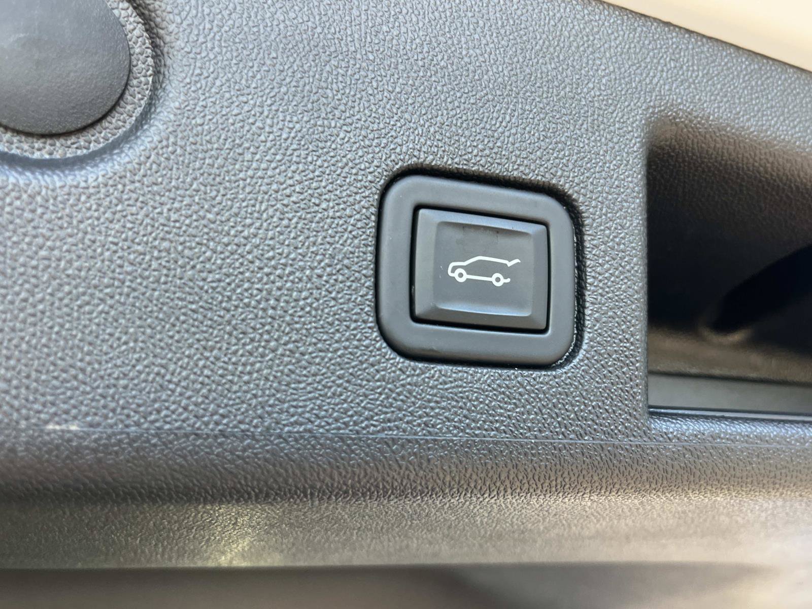 Used 2024 Summit White Chevrolet LT image 13