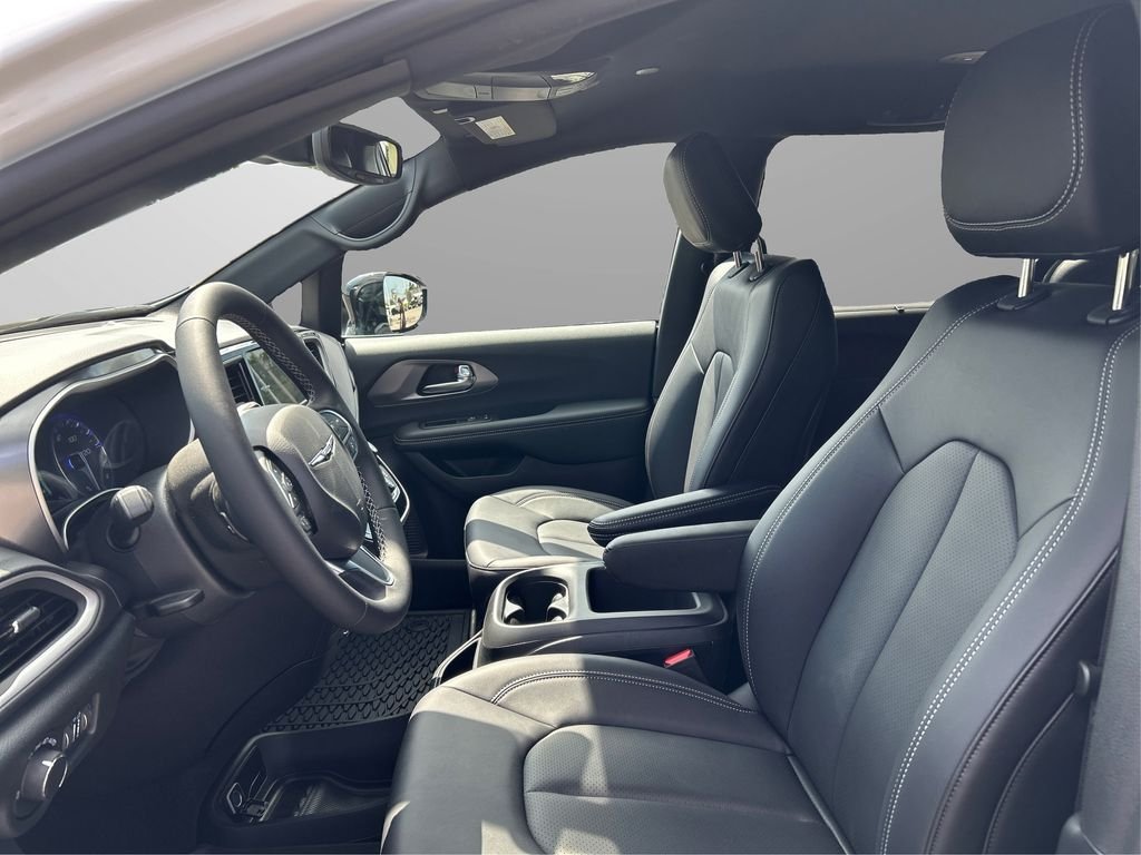 2025 Chrysler Voyager LX - Photo 10