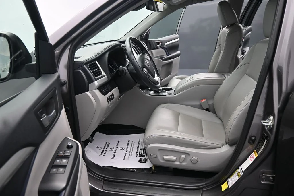 Used 2019 Gray Toyota XLE image 16