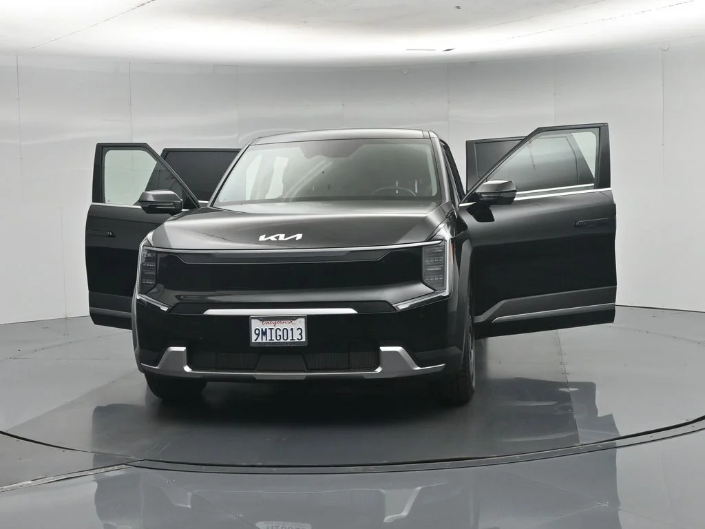 Used 2024 Black Kia Light Long Range image 35
