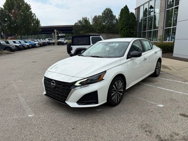 Used 2025 White Nissan 2.5 SV image 2