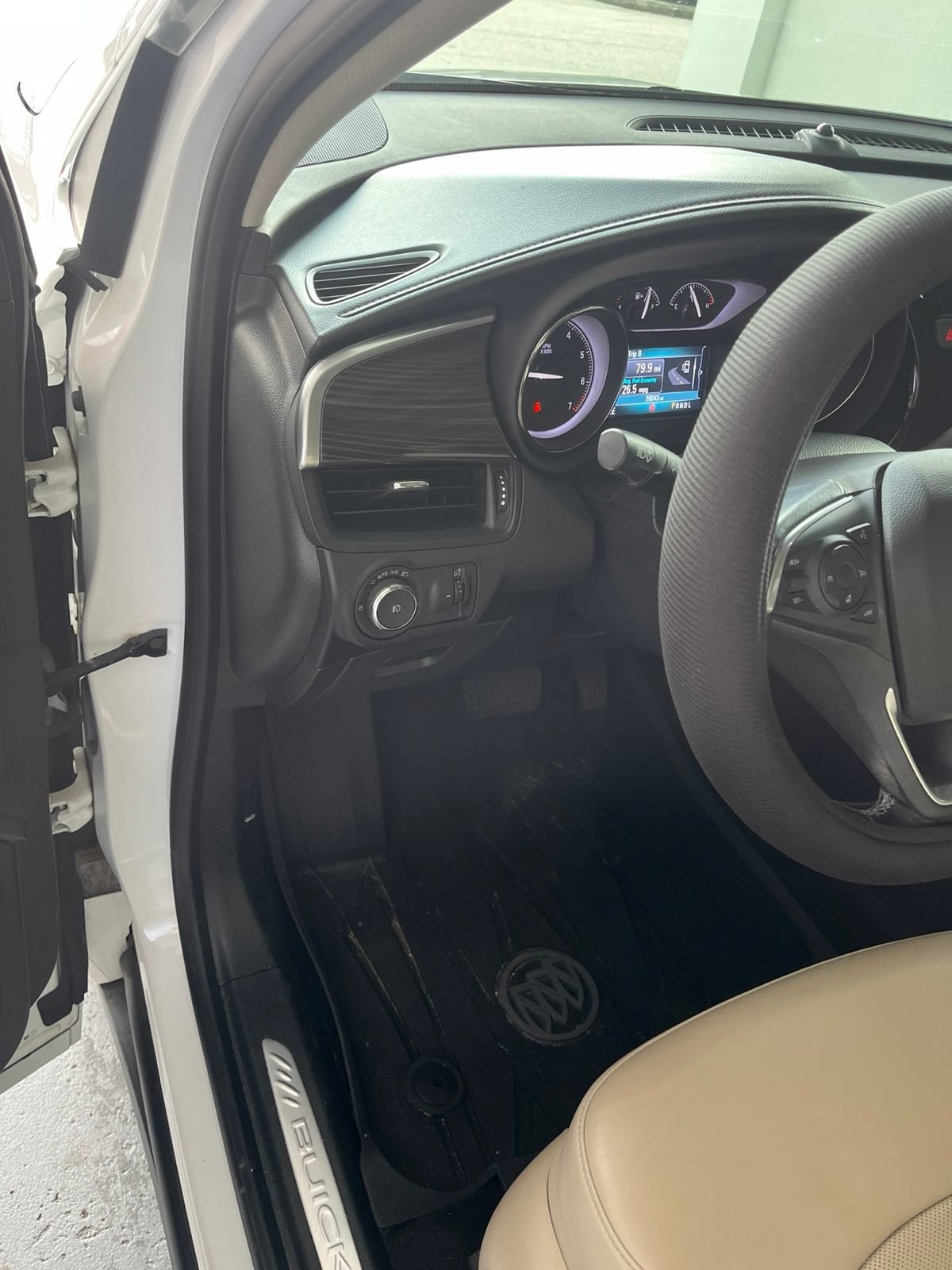 Used 2020 SUMMIT WHITE Buick Essence image 18