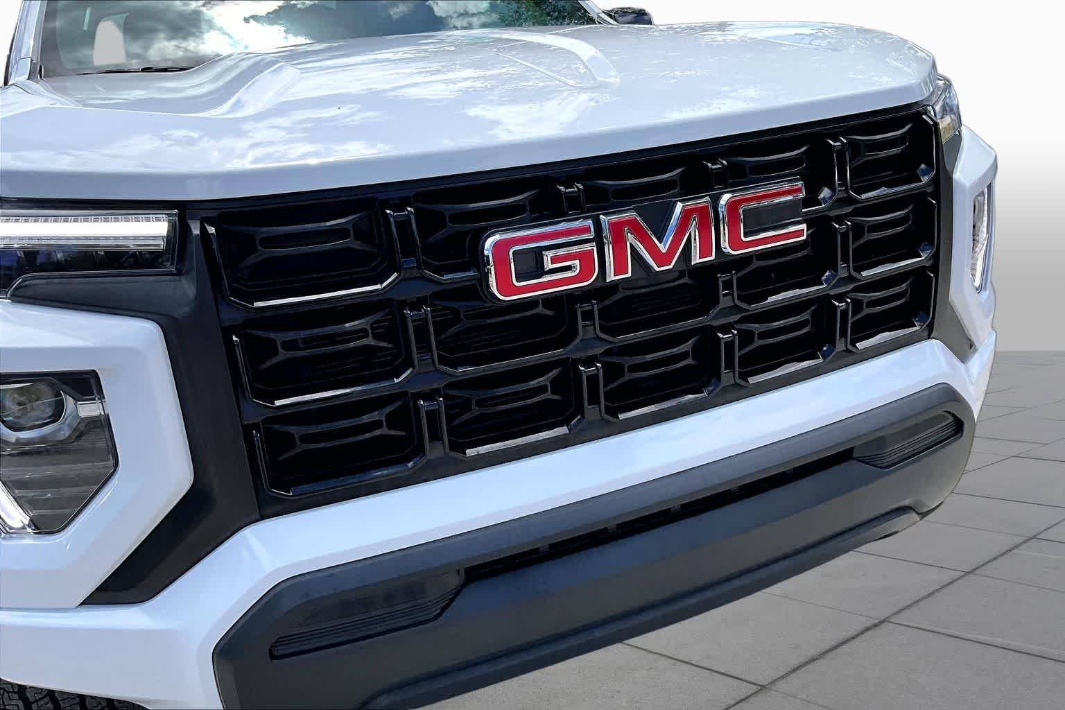 Used 2025 Summit White GMC 2WD Elevation image 30