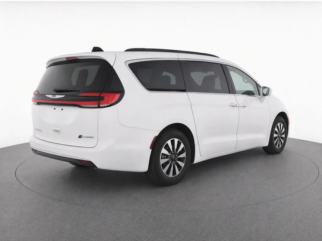 Used 2022 White Chrysler Touring L image 4