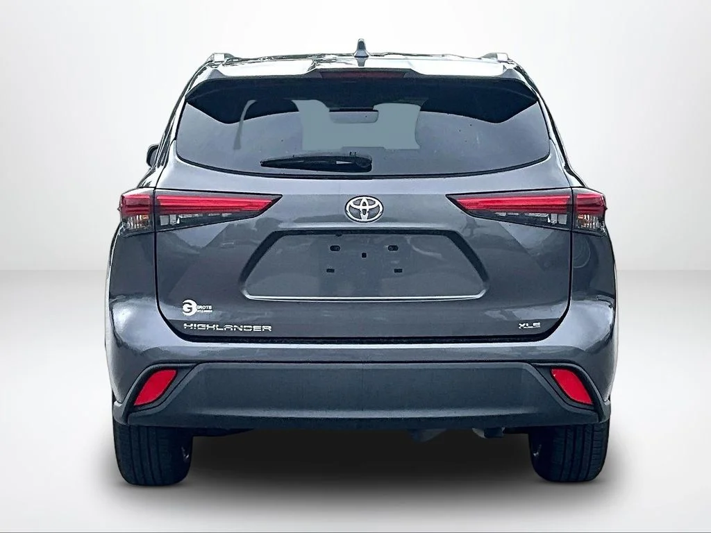 Used 2022 Gray Toyota XLE image 5