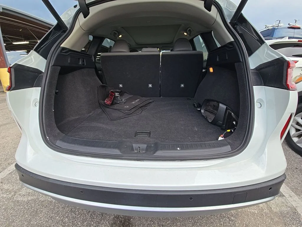 Certified Used 2023 White INFINITI LUXE image 9