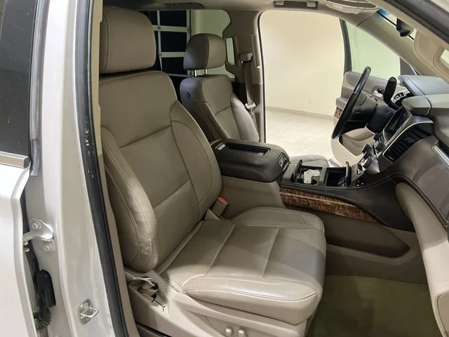 Used 2016 IRIDESCENT PEARL TRICOAT Chevrolet LTZ image 26