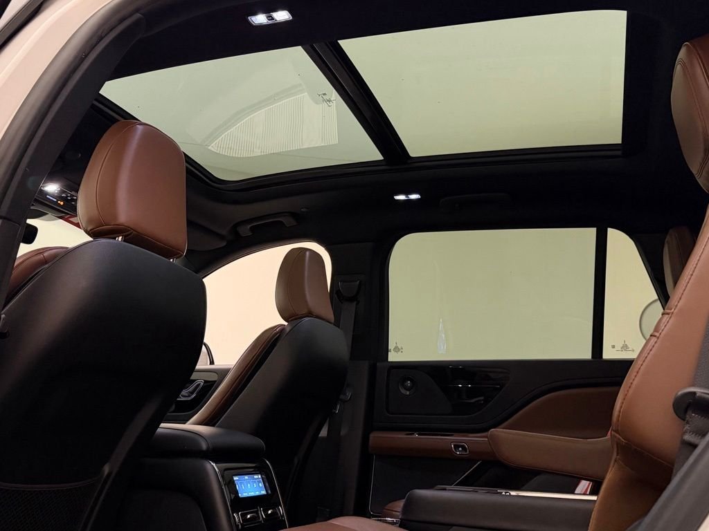 Used 2021 Ceramic Pearl Lincoln Reserve image 37