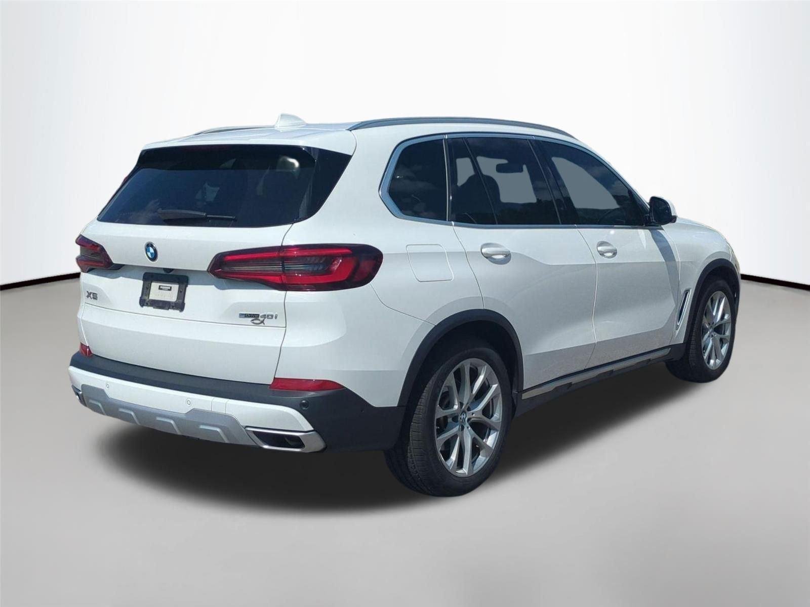 Used 2022 Alpine White BMW sDrive40i image 5