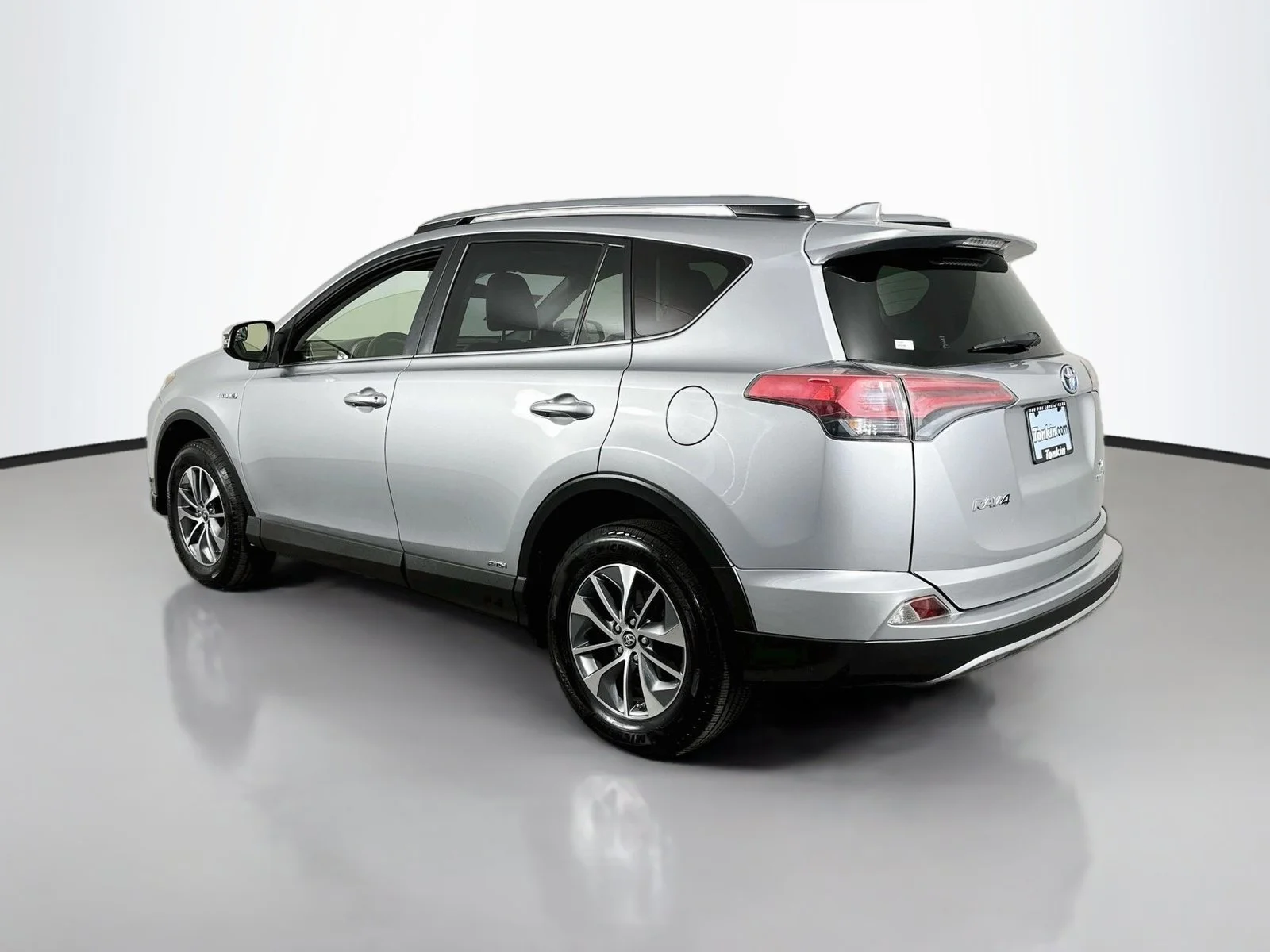 Used 2017 Silver Toyota XLE image 5