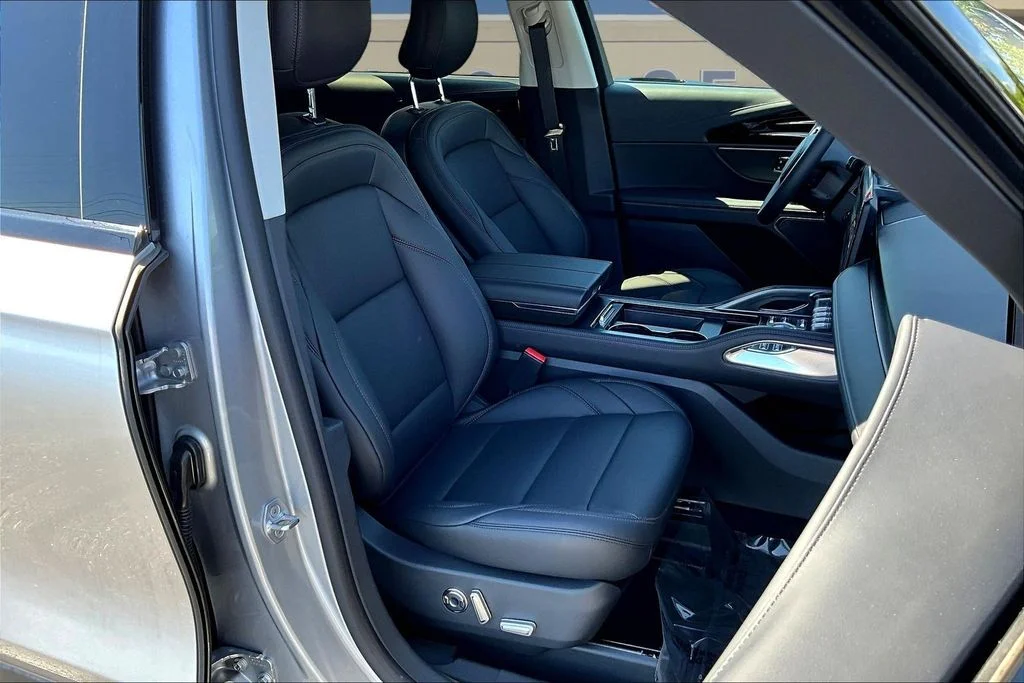 New 2026 Silver Radiance Metallic Clearcoat Lincoln Premiere image 11