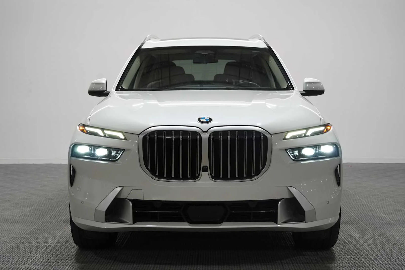 Used 2024 Mineral White Metallic BMW xDrive40i image 2