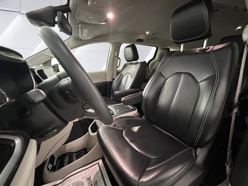 Used 2023 Black Chrysler Touring L image 8