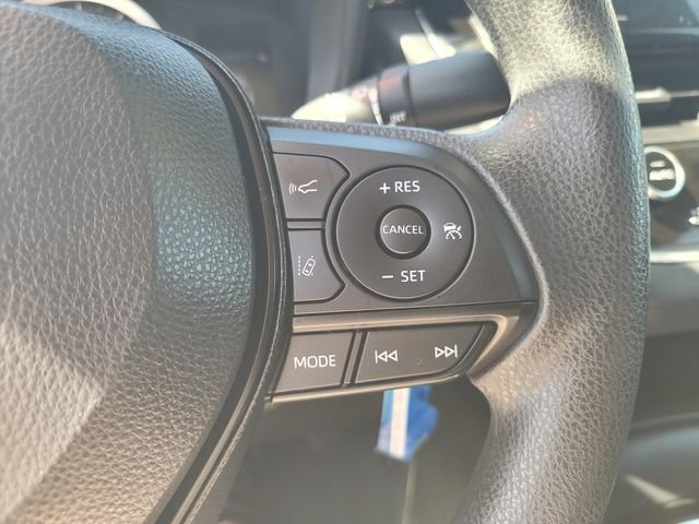 Used 2022 White Toyota LE image 26