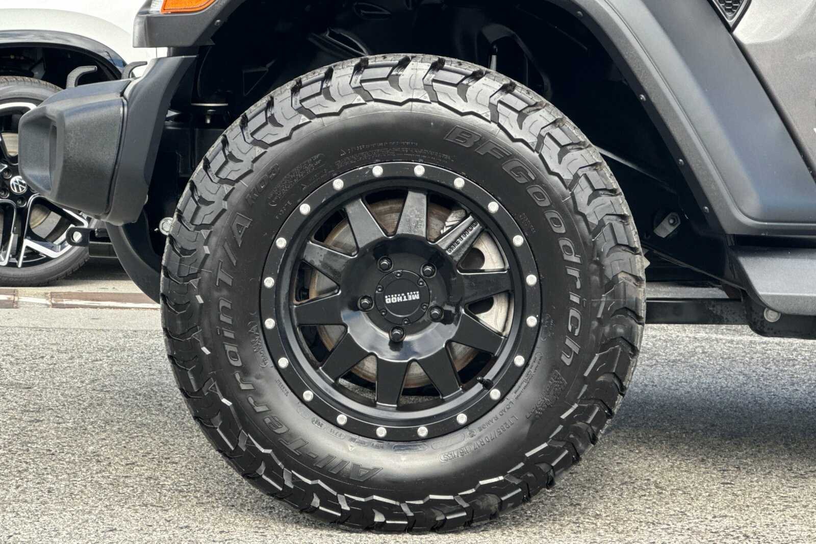 Used 2019 Gray Jeep Sport S image 25