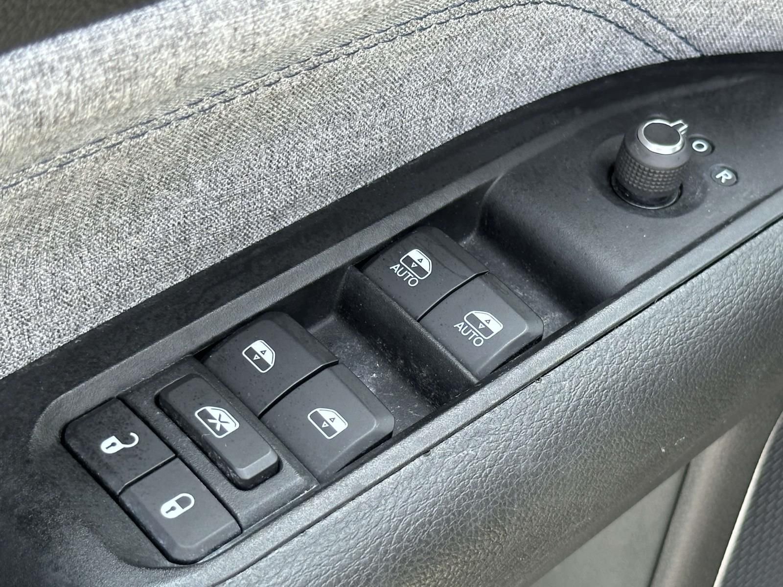 Used 2022 Silver Jeep Latitude image 25