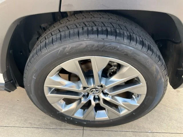 Used 2019 White Toyota XLE Premium image 25