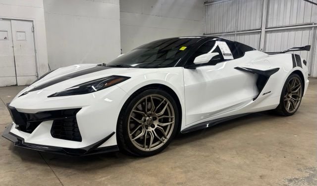 Used 2025 White Chevrolet Z06 image 3