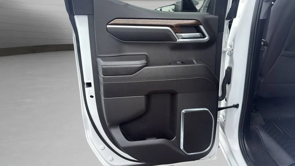 Used 2023 Summit White GMC Elevation image 33