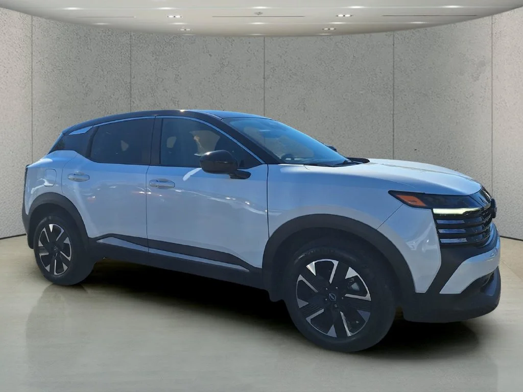 Used 2025 White Nissan SV image 3