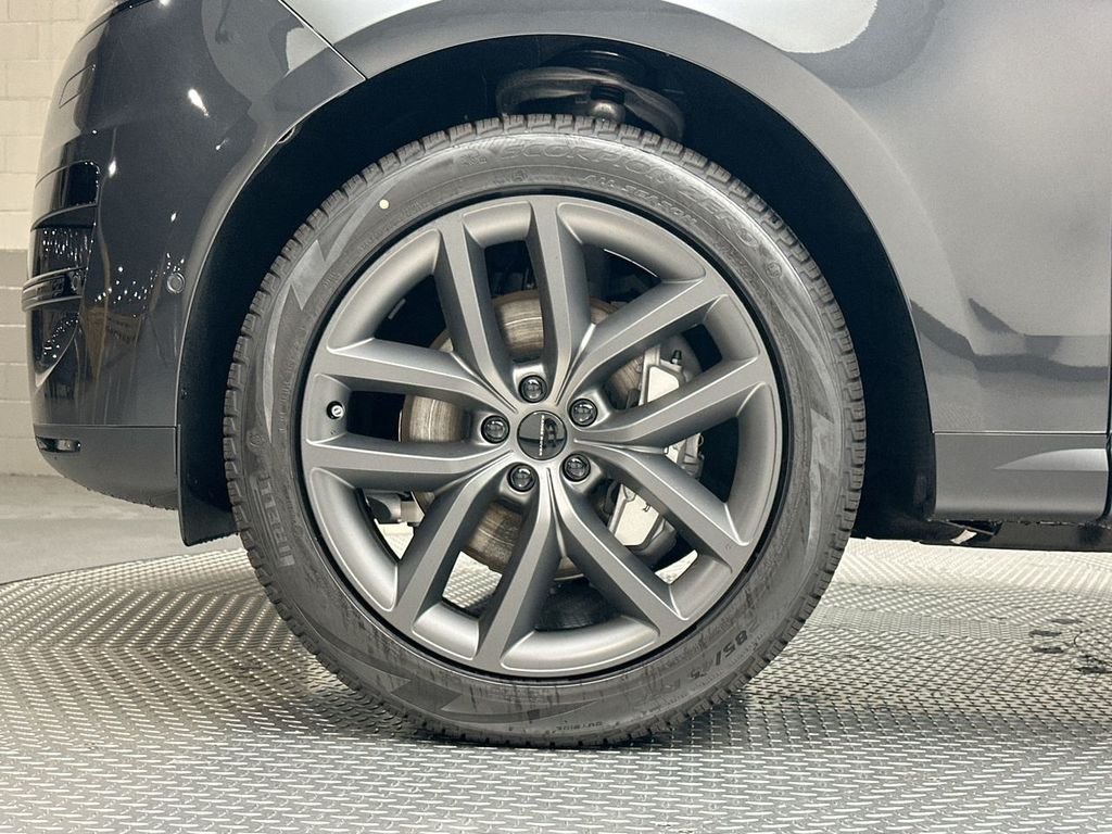 New 2026 Carpathian Grey Land Rover SE image 5
