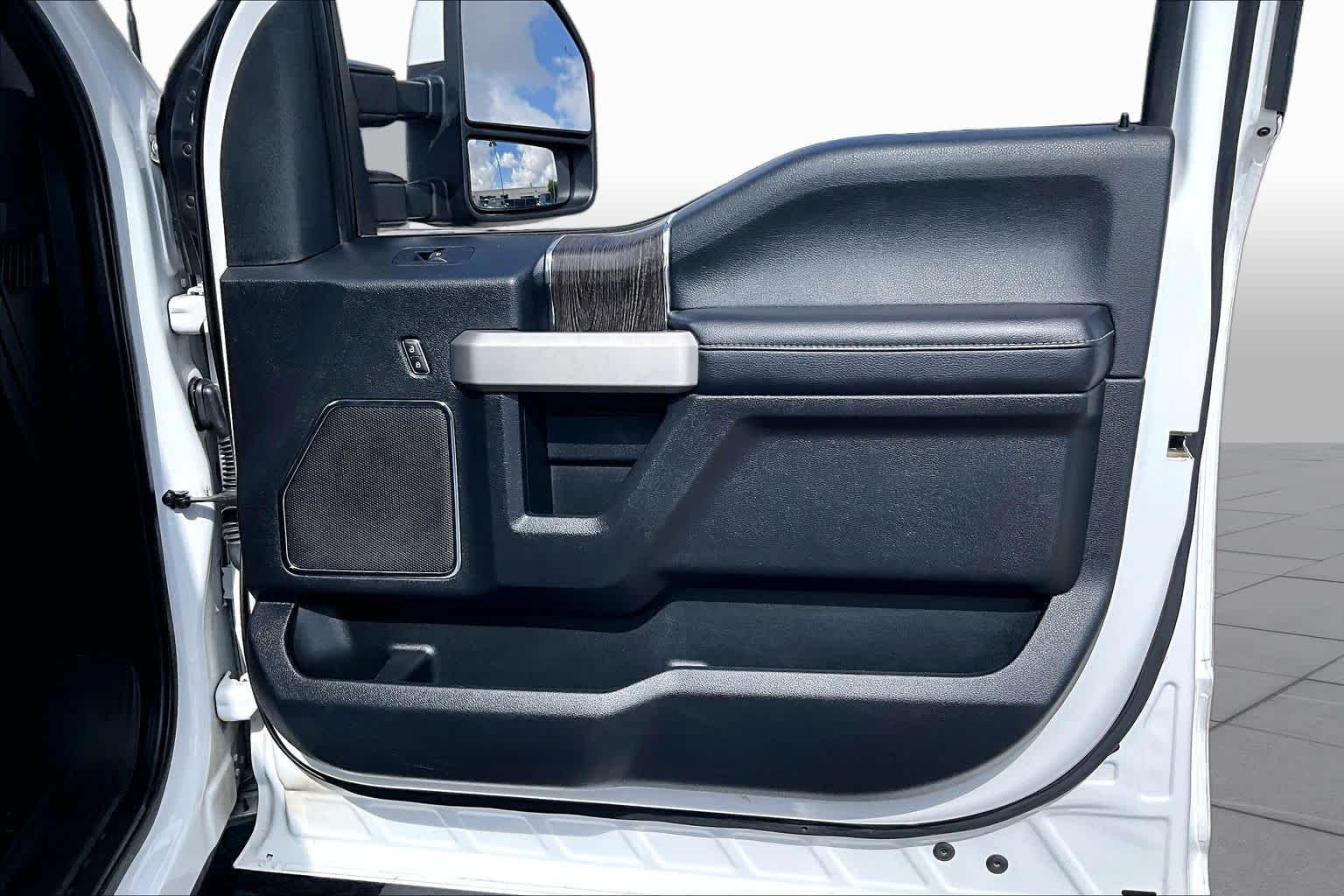 Used 2020 Oxford White Ford LARIAT image 23