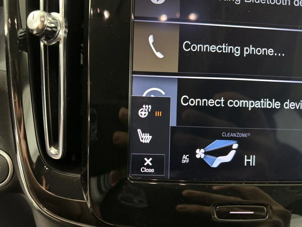 Used 2020 Black Stone Volvo Momentum image 22