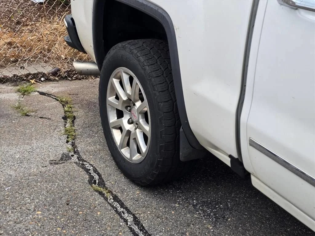 Used 2018 WHITE FROST TRICOAT GMC Denali image 18