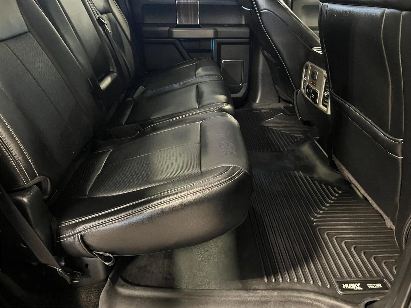 Used 2019 Blue Jeans FORD LARIAT image 18