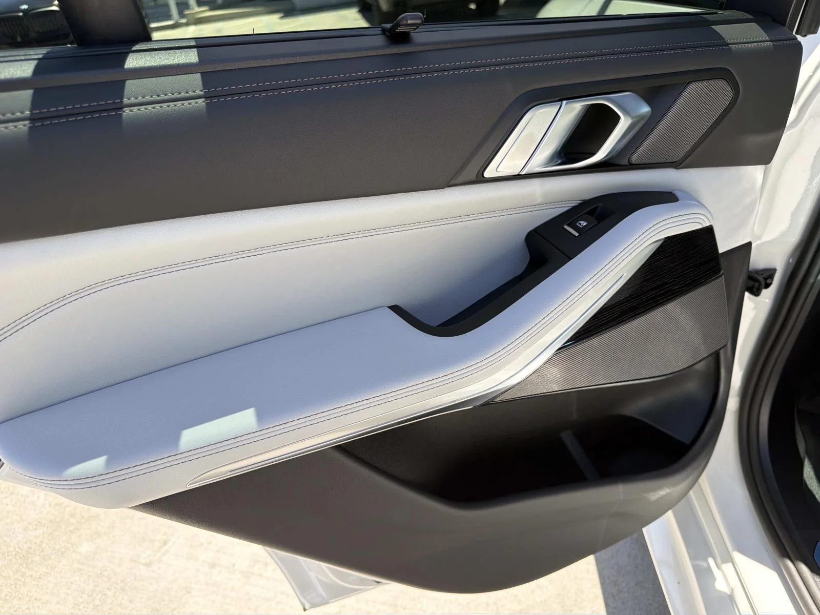 New 2026 Mineral White Metallic BMW xDrive50e Plug-In Hybrid image 11