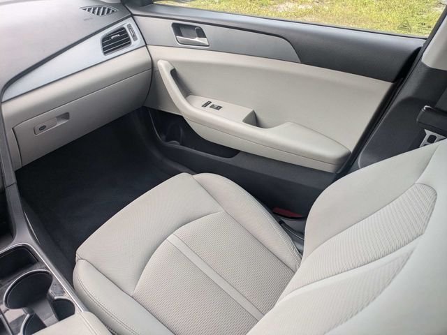 Used 2019 White Hyundai SE image 16