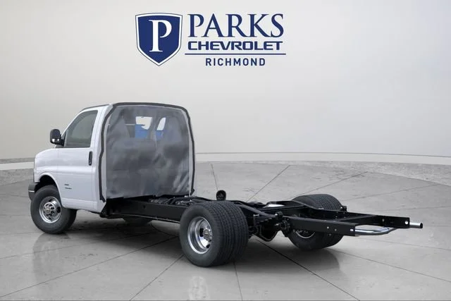 New 2025 Summit White Chevrolet 1WT image 3