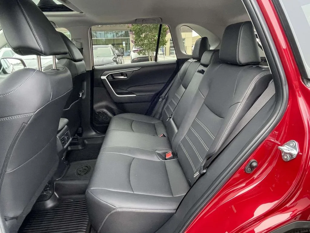 Used 2025 Ruby Flare Pearl Toyota XLE Premium image 3